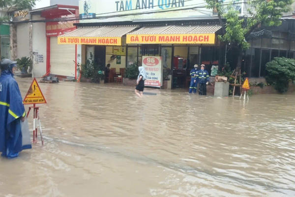 Mưa lớn kéo dài, nhiều tuyến đường Hải Phòng ngập sâu