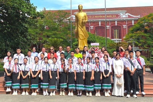 Thắm tình hữu nghị Việt Nam - Lào thông qua hoạt động giáo dục
