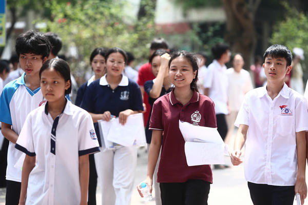 Hai trường THPT công lập ở Hà Nội hạ điểm chuẩn, tuyển bổ sung lớp 10 