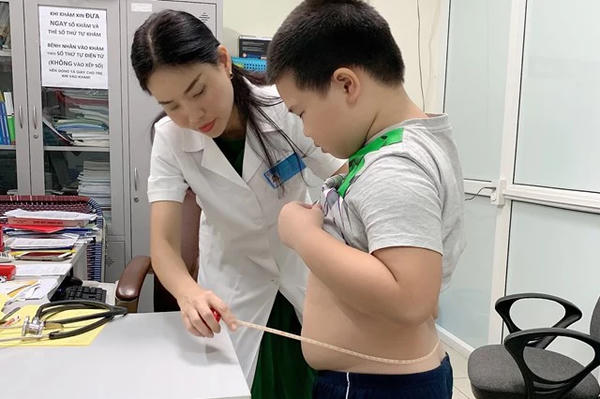 Nguy cơ trẻ tăng cân “chóng mặt” sau kỳ nghỉ hè