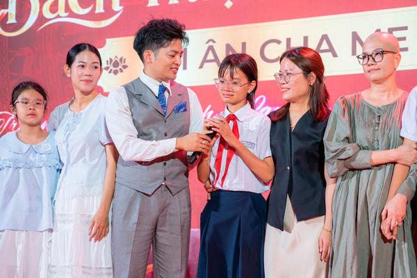 Đà Nẵng: Chương trình tri ân cha mẹ tại Phố đi bộ Bạch Đằng