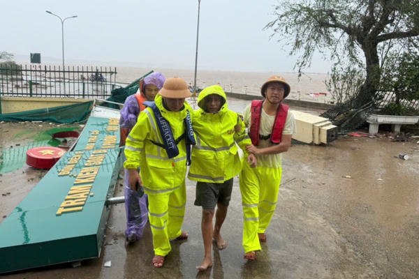 Quảng Ninh: Cứu nạn 3 thuyền viên bị chìm tàu do bão số 1