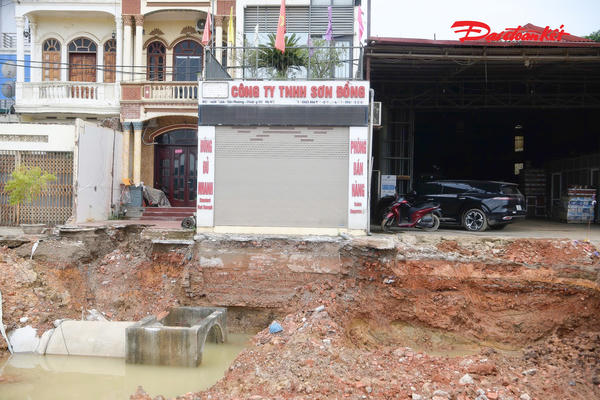 Mở rộng Quốc lộ 6: Trước cửa nhà dân bỗng xuất hiện những "vách" cao hàng mét