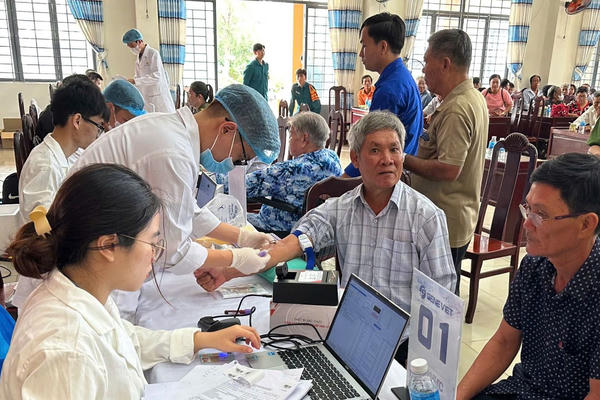 Lấy mẫu ADN hai người thân liên quan liệt sĩ Huỳnh Văn Quên