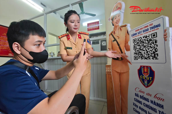 CSGT Hà Nội để người dân chấm điểm chất lượng phục vụ bằng mã QR
