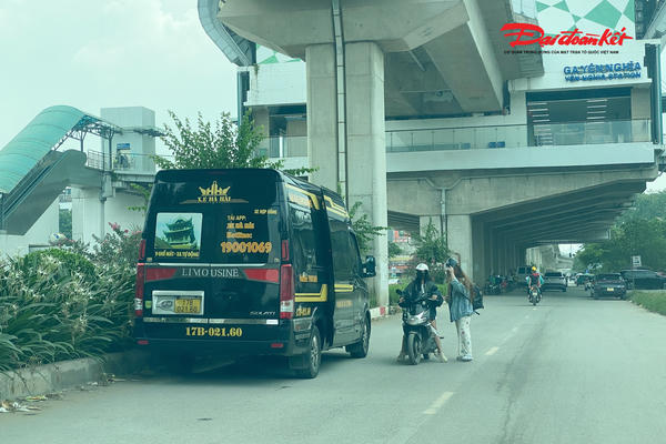 Xe khách dừng đón khách trước cổng Bến xe Yên Nghĩa, tiềm ẩn nguy cơ mất an toàn