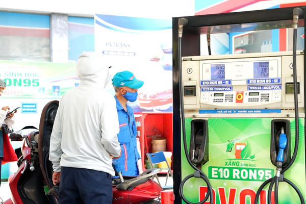 Giá xăng E10 giảm về 20.000 đồng một lít
