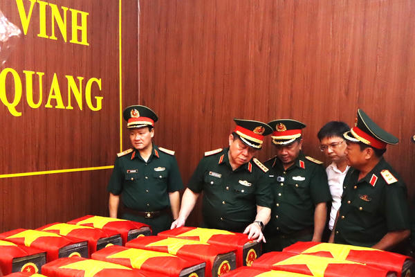 Đại tướng Nguyễn Trọng Nghĩa kiểm tra công tác tìm kiếm, quy tập hài cốt liệt sĩ tại Công viên Lê Thị Riêng