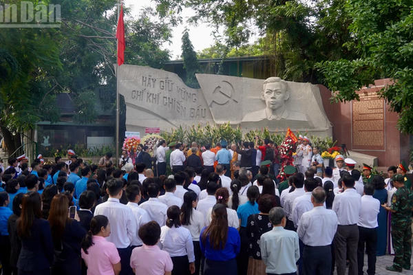 Ủy ban Mặt trận Tổ quốc Việt Nam Thành phố Hồ Chí Minh dâng hương tưởng niệm Anh hùng liệt sĩ tại Công viên Lê Thị Riêng