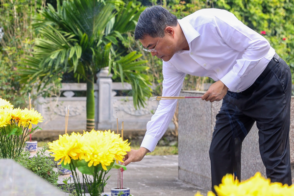 Thủ tướng dâng hương tưởng niệm các Anh hùng liệt sĩ và tặng quà gia đình có công với cách mạng tại Lào Cai