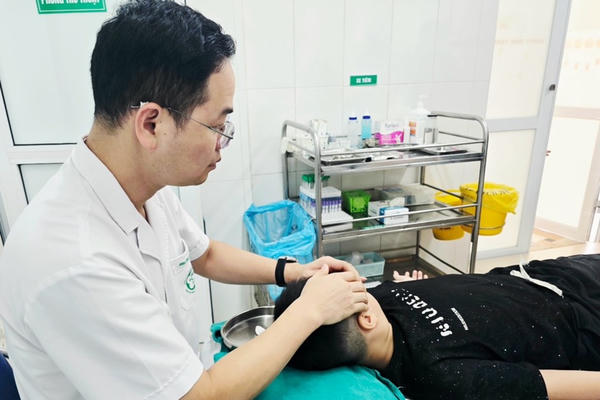 Trẻ nhỏ cũng có thể bị liệt mặt, bác sĩ cảnh báo dấu hiệu không nên chủ quan