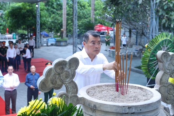 Thủ tướng Lê Minh Hưng dâng hương tại Nghĩa trang liệt sĩ quốc gia Vị Xuyên (Tuyên Quang) Thủ tướng Lê Minh Hưng dâng hương tại Nghĩa trang liệt sĩ quốc gia Vị Xuyên (Tuyên Quang)