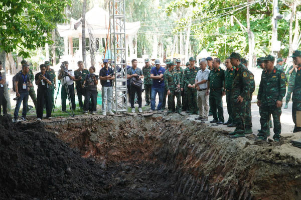 Tìm được nhiều di vật phục vụ xác định danh tính hài cốt liệt sĩ khai quật được từ Công viên Lê Thị Riêng