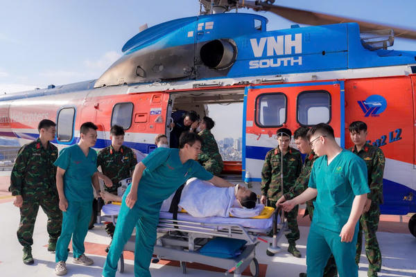 Chạy đua với 'thời gian vàng' cứu bệnh nhân bị sốc tủy ở đảo Sơn Ca