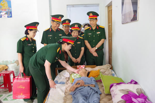 Phụ nữ Quân đội trao 300 suất quà tri ân tại Đà Nẵng, Quảng Ngãi Phụ nữ Quân đội trao 300 suất quà tri ân tại Đà Nẵng, Quảng Ngãi