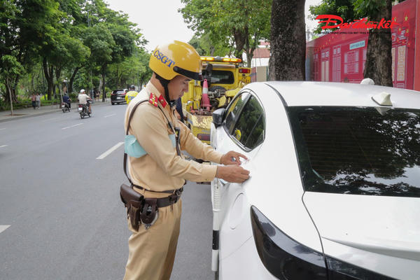 CSGT Hà Nội ghi hình, xử lý nghiêm ô tô dừng đỗ sai quy định trên phố cổ