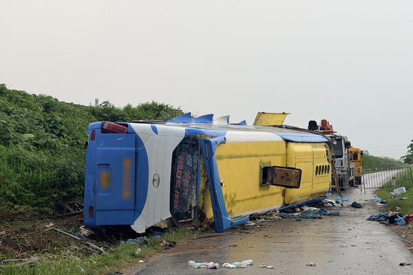 Xe khách lao khỏi cao tốc Pháp Vân - Cầu Giẽ, 4 người tử vong Xe khách lao khỏi cao tốc Pháp Vân - Cầu Giẽ, 4 người tử vong