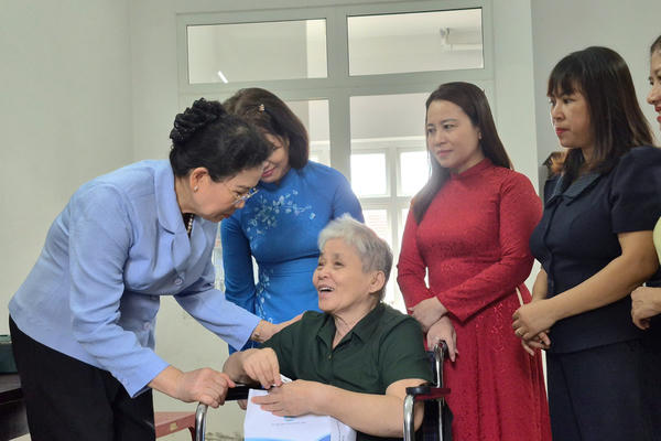Chủ tịch Hội LHPN Việt Nam thăm, tặng quà người có công tại Đà Nẵng