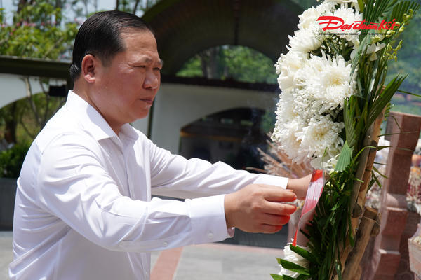 Đoàn công tác của Đảng ủy MTTQ, các đoàn thể Trung ương dâng hương tại Ngã ba Đồng Lộc