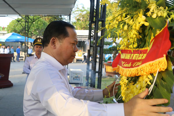 Đoàn công tác của Đảng ủy MTTQ, các đoàn thể Trung ương viếng liệt sĩ tại Quảng Trị