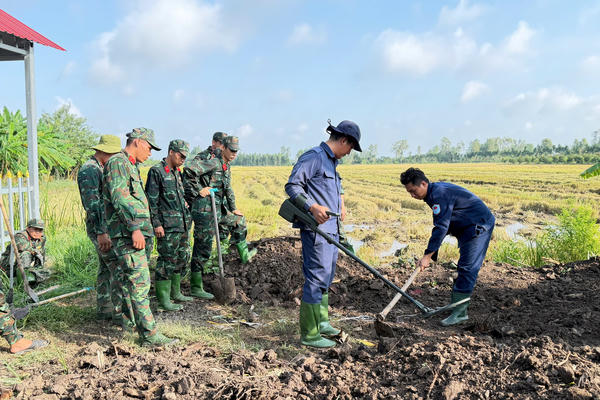 Theo dấu chân những người lính đi tìm hài cốt đồng đội Theo dấu chân những người lính đi tìm hài cốt đồng đội