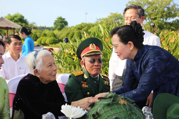 Chủ tịch Hội LHPN Việt Nam dự chương trình tri ân Mẹ Việt Nam anh hùng tại Đà Nẵng Chủ tịch Hội LHPN Việt Nam dự chương trình tri ân Mẹ Việt Nam anh hùng tại Đà Nẵng