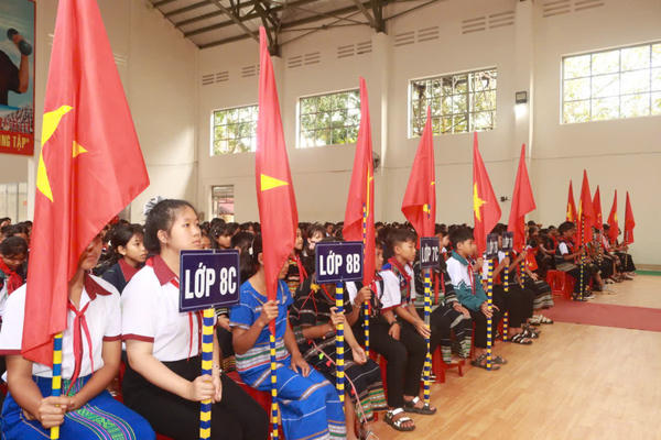 Hỗ trợ học tập đối với người học dân tộc thiểu số rất ít người Hỗ trợ học tập đối với người học dân tộc thiểu số rất ít người