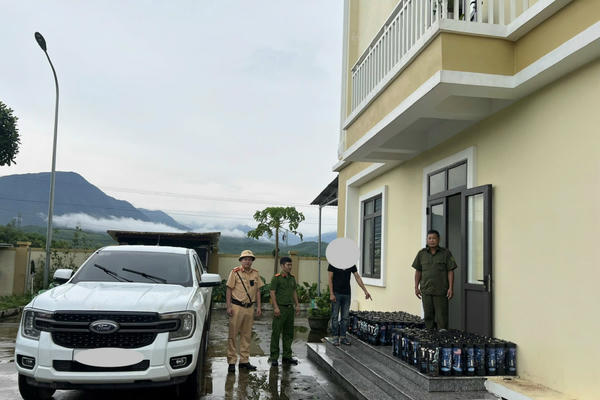 Quảng Ninh: Bắt giữ xe ô tô chở 148 bình nghi chứa "khí cười" không rõ nguồn gốc