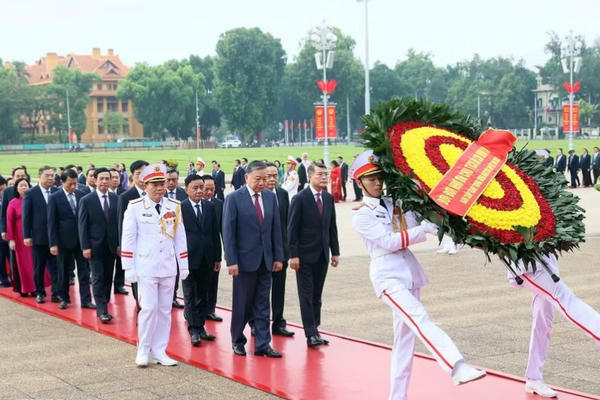 Ban Chấp hành Trung ương Đảng vào Lăng viếng Chủ tịch Hồ Chí Minh