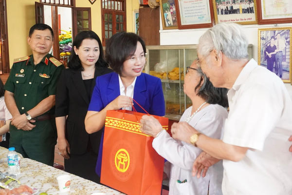 Đoàn công tác Mặt trận TP. Hà Nội tặng quà gia đình chính sách tại xã Sóc Sơn