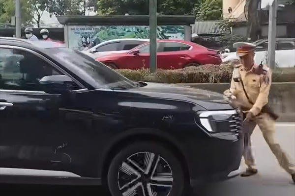 Hà Nội: Xác định danh tính tài xế không chấp hành hiệu lệnh, lái xe đẩy CSGT rồi bỏ chạy
