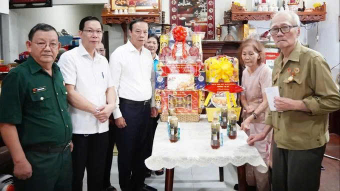 Lãnh đạo TP Hồ Chí Minh thăm các thương binh, người có công tiêu biểu