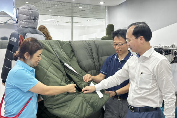 Chủ tịch UBND tỉnh Vĩnh Long thăm doanh nghiệp, động viên công nhân khó khăn