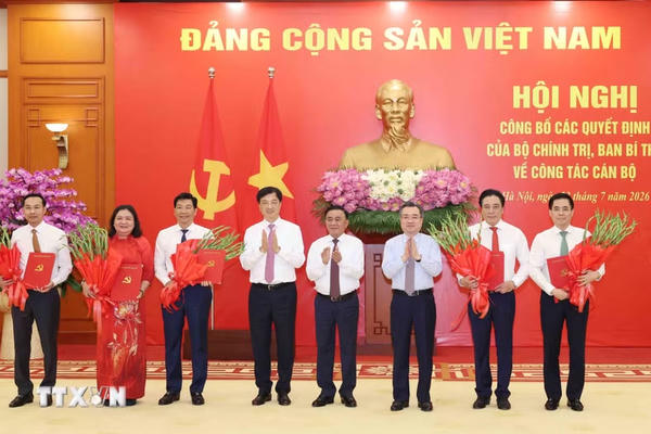 Công bố các quyết định của Bộ Chính trị, Ban Bí thư về công tác cán bộ