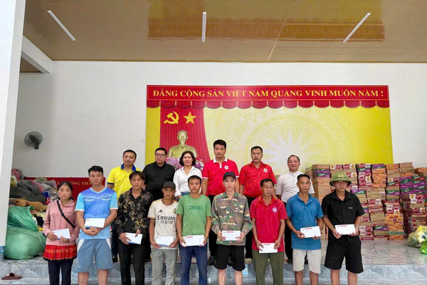 Nghĩa tình Hà Nội sẻ chia tới người dân vùng lũ Mường Than