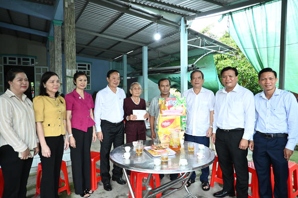 Cần Thơ thăm, tặng quà người có công với cách mạng