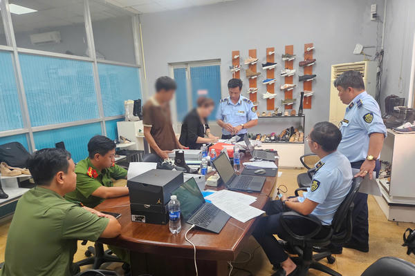 Phát hiện gần 50.000 đôi giày giả mạo nhãn hiệu Nike, nhiều lô hàng đã xuất sang Hoa Kỳ
