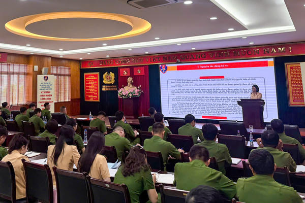 Công an Hà Nội tập huấn nghiệp vụ đăng ký xe, nâng cao chất lượng phục vụ người dân