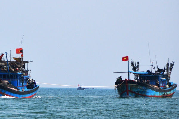 Quảng Ngãi: Tàu cá gặp giông lốc trên biển Trường Sa, 3 thuyền viên mất tích