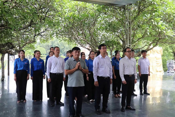 Đoàn công tác Ủy ban Trung ương MTTQ Việt Nam thăm, tặng quà gia đình chính sách tỉnh Điện Biên