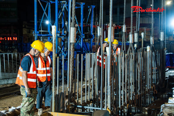 Toàn cảnh công trường thi công kết cấu ngầm đầu tiên của tuyến metro số 5 Văn Cao - Hòa Lạc