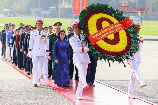 Đoàn đại biểu UBTƯ MTTQ Việt Nam viếng Chủ tịch Hồ Chí Minh và các Anh hùng liệt sĩ
