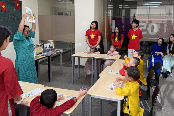 Một lớp tiếng Việt kiểu truyền thống do CVCEC tổ chức tại Toronto, Canada Một lớp tiếng Việt kiểu truyền thống do CVCEC tổ chức tại Toronto, Canada