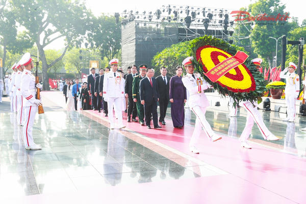 Đoàn đại biểu UBTƯ MTTQ Việt Nam dâng hương tưởng niệm các Anh hùng liệt sĩ 