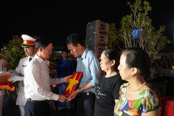 Tuổi trẻ Hải Phòng thắp nến tri ân các Anh hùng liệt sĩ