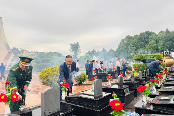 Đắk Lắk: Khắc ghi công lao các Anh hùng liệt sĩ, tiếp nối khát vọng dựng xây quê hương Đắk Lắk: Khắc ghi công lao các Anh hùng liệt sĩ, tiếp nối khát vọng dựng xây quê hương