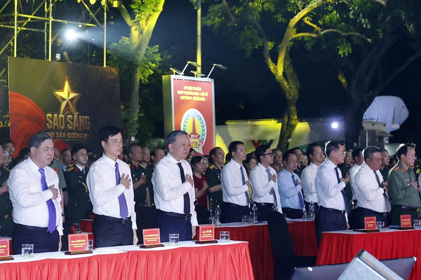 Có một Tổ quốc được viết bằng những mùa xuân đã hiến dâng
