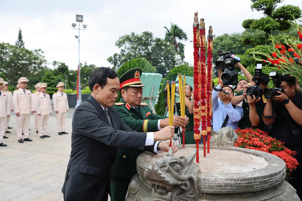 TP Hồ Chí Minh: Dâng hoa, dâng hương tưởng niệm các anh hùng liệt sĩ