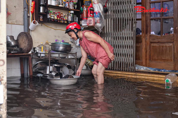 Mưa lớn khiến ngõ 39 Tứ Liên "dềnh nước", người dân tất bật chống ngập