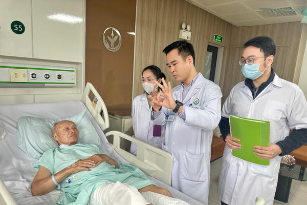 Nối mạch cứu đầu gối bị tổn thương hơn nửa thế kỷ cho cụ ông thương binh 85 tuổi